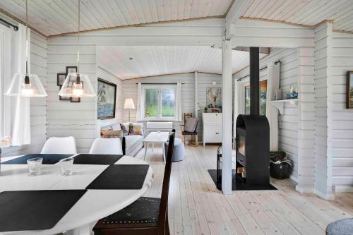 Una sala de estar con una mesa y un comedor. en The Sun House, en Hundested