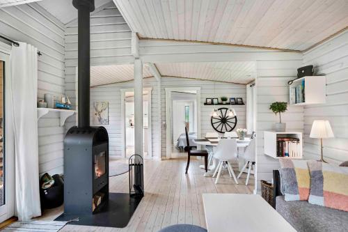 una sala de estar con chimenea en una casa en The Sun House, en Hundested
