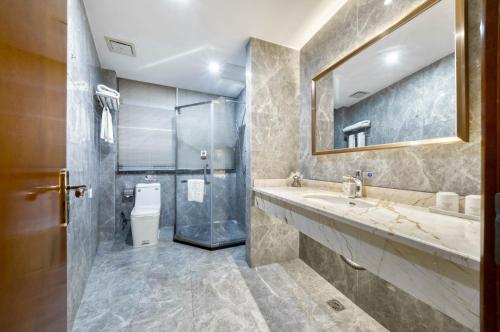 Un baño de Hendra Hotel - Wenzhou Longwan International Airport Yongzhong Metro Station Branch