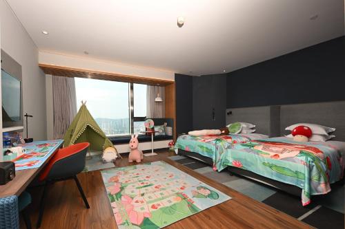 a bedroom with two beds and a desk and a table at Holiday Inn Express Zhoushan Dinghai by IHG in Zhoushan