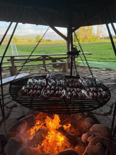 a grill with a bunch of chickens on it at Ośrodek Wczasowy Groń Placówka in Groń