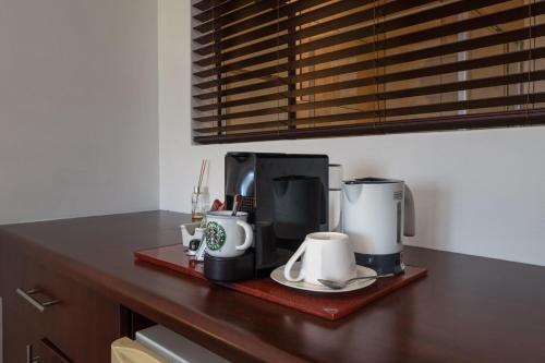 Kemudahan buat kopi dan teh di La Lucia BnB