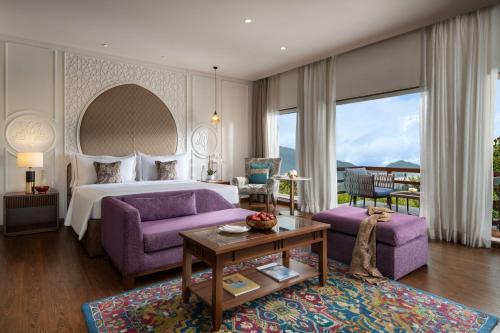 Postel nebo postele na pokoji v ubytování Taj Dal View Srinagar