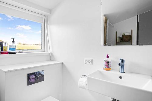 Ένα μπάνιο στο Cozy Cottage In Vejby, 900 M To The Beach