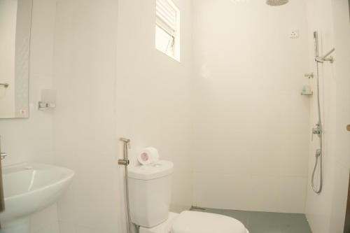 un bagno bianco con un water e un lavandino di R2 Guest - HIKKADUWA a Hikkaduwa