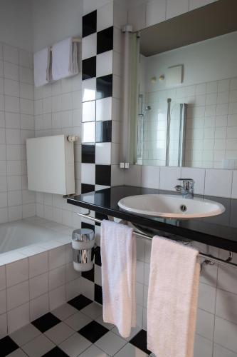 Ванная комната в Hotel & Restaurant Bestenheider Stuben