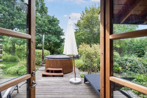 Charming Cabin With Wilderness Hot Tubにある庭