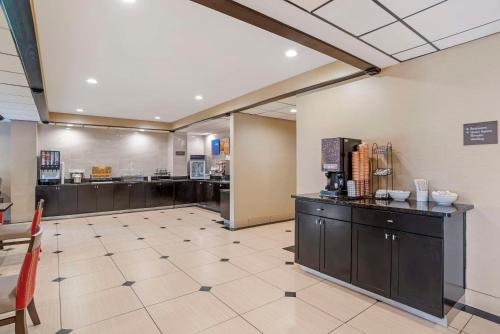 Кухня или мини-кухня в Comfort Inn Opelika - Auburn
