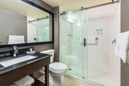 Koupelna v ubytování Comfort Inn Hwy 401
