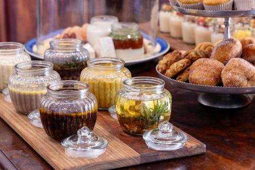 Makanan di atau berdekatan rumah tamu ini