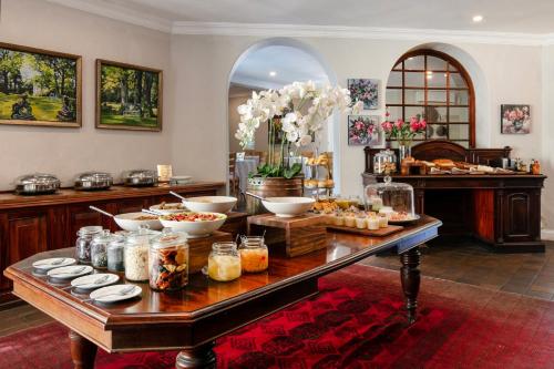 Makanan di atau berdekatan rumah tamu ini