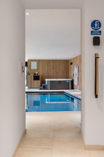 Cette chambre offre une vue sur la piscine. dans l'établissement Appartement avec piscine intérieure et Spa dans Rouen, à Rouen