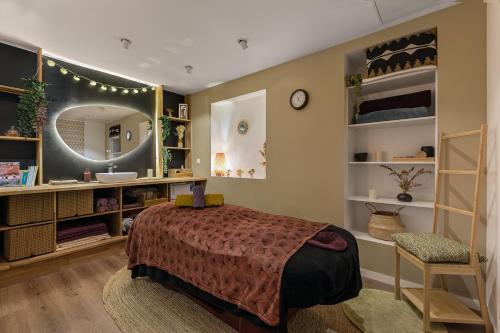 Postel nebo postele na pokoji v ubytování Appartement avec piscine intérieure et Spa dans Rouen