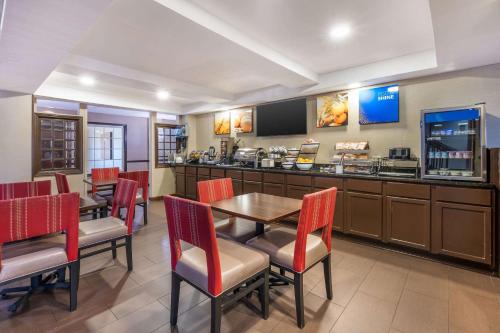 Kuchyň nebo kuchyňský kout v ubytování Comfort Inn Lafayette I-65