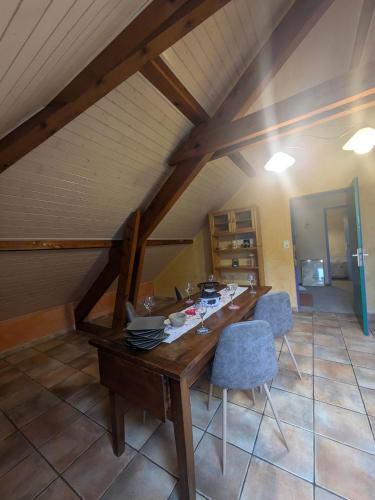 - une salle à manger avec une table en bois et 2 chaises dans l'établissement Ville 6p House Garden Calme Vue Montagne, à Viry