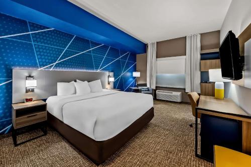 a hotel room with a large bed and a desk at Comfort Inn & Suites Donna near I-2 in Donna