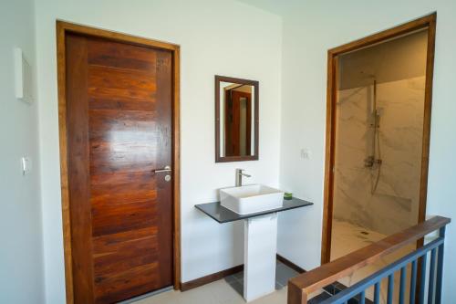 シェムリアップにあるApartment Green Amazonのバスルーム(洗面台付)がドアの隣にあります。