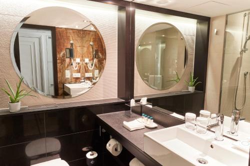 Bilik mandi di Vier Jahreszeiten Kempinski München