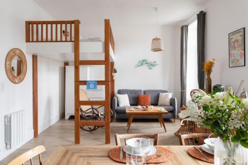 - un salon avec une mezzanine et une table dans l'établissement Coquillages et Crustacés - Apt avec balcon vue mer, à Saint-Malo