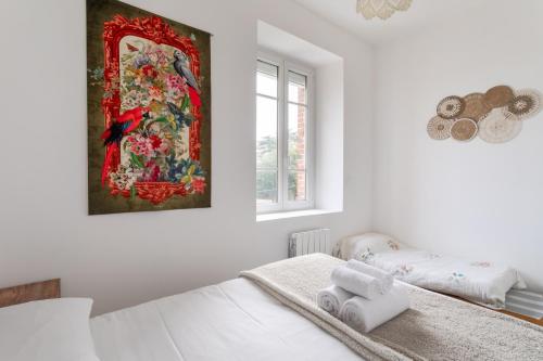 - une chambre blanche ornée d'une peinture murale dans l'établissement Coquillages et Crustacés - Apt avec balcon vue mer, à Saint-Malo