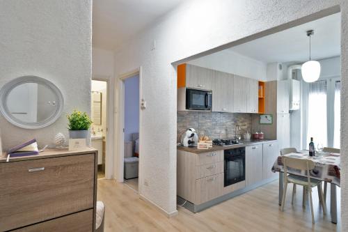 uma cozinha com uma mesa e uma sala de jantar em Home Istria 81 em Trieste