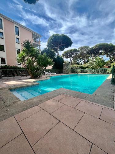 une piscine devant un immeuble dans l'établissement Appartement exceptionnel aux portes de la Méditerrannée, à Hyères