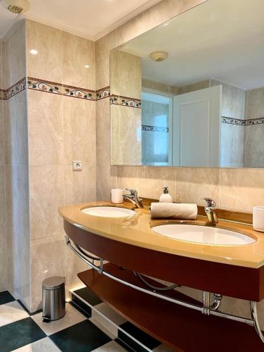 une salle de bain avec deux lavabos et un miroir dans l'établissement Appartement exceptionnel aux portes de la Méditerrannée, à Hyères