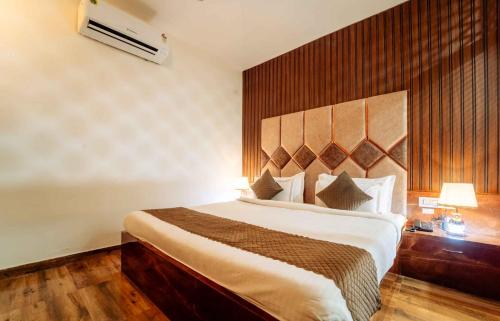 Postel nebo postele na pokoji v ubytování Hotel Royal Paradise