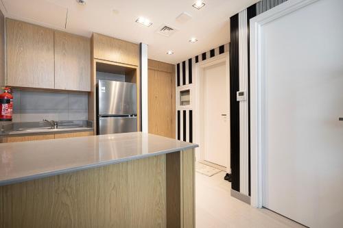 a kitchen with a sink and a counter top at شقة رائعة بغرفة نوم واحدة وصالة في الممشى - The Sapphire in Sharjah
