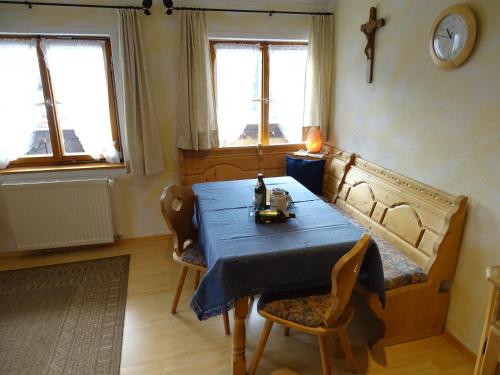 ein Esszimmer mit einem blauen Tisch und Stühlen in der Unterkunft Haus Mitterstang in Bischofswiesen