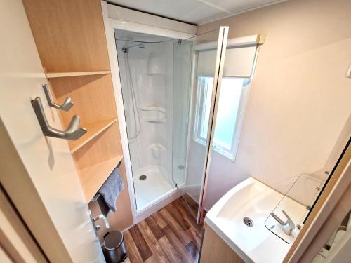 a bathroom with a shower and a sink at Traum Mobile Home beim Europa-Park mit Wi-Fi und Klimaanlage in Boofzheim