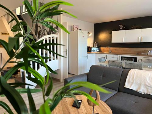 un salon avec un canapé et une table dans l'établissement Duplex urbain spacieux à Compiègne, à Compiègne