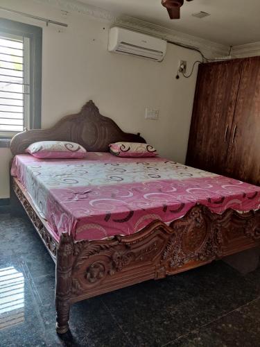 Ένα ή περισσότερα κρεβάτια σε δωμάτιο στο Sivarama garden resort 5star stay & swimming pool 4BHK room 1,2,3,4 , bheemili beach to dorathota