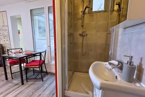 - deux images d'une salle de bains avec douche et lavabo dans l'établissement Studio Bercy - Terrasse - Paris, à Paris