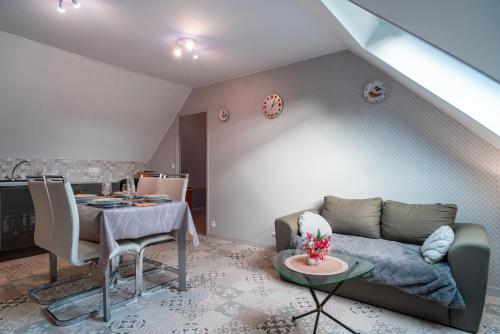 un salon avec un canapé et une table dans l'établissement Île Saint Nicolas - Bel appt à 3km de la plage, à Fouesnant