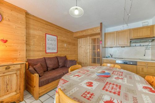 a living room with a table and a couch at Granges 32 - Beau Duplex Spacieux in Villard-Reculas