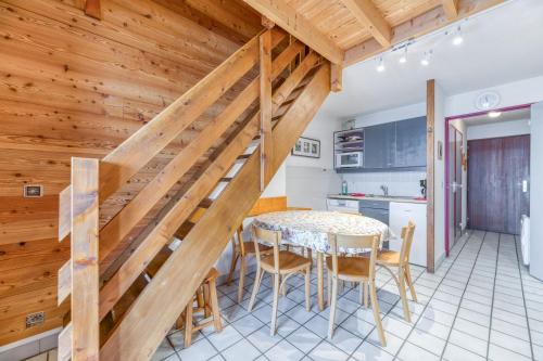 - un escalier dans une cuisine avec une table et des chaises dans l'établissement Granges 31 - Duplex 6pers Pied, à Villard-Reculas