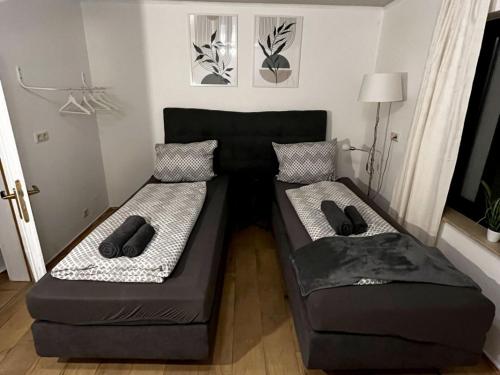 Katil atau katil-katil dalam bilik di Cozy Apartment Hideaway -5 min zur Autobahn - Self Check-In