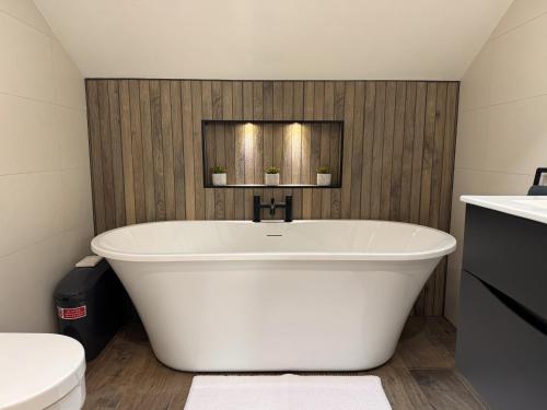 ダグラスにあるField Apartmentのトイレ付きの浴室にある白い浴槽