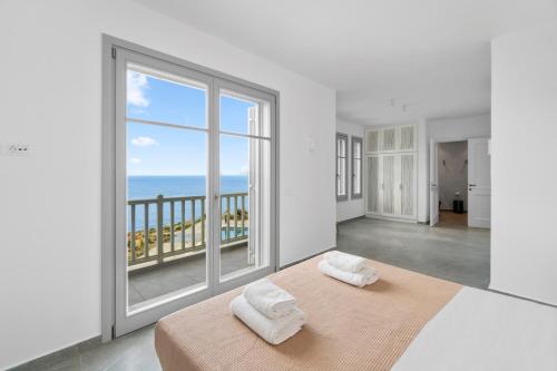 Un dormitorio con una cama con vista al mar. en Seahorse Villa, en Makrotándalon