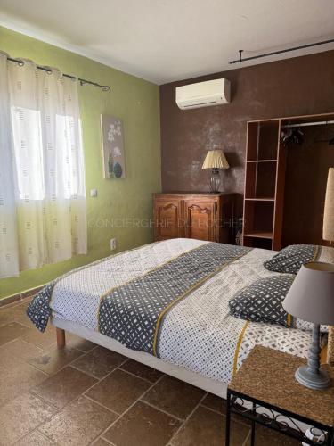 une chambre avec un lit, une table et une fenêtre dans l'établissement Sublime villa climatisée avec piscine vue mer et collines, au Plan-de-la-Tour