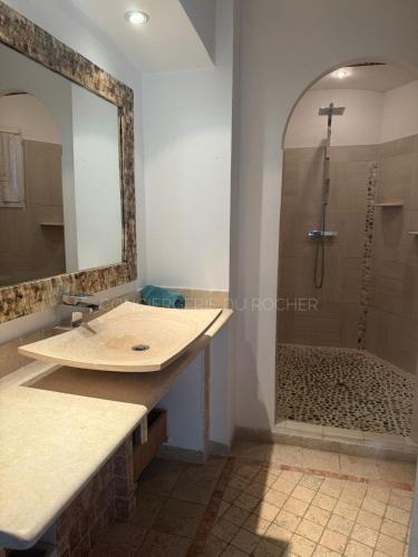 une salle de bain avec un lavabo et une douche dans l'établissement Sublime villa climatisée avec piscine vue mer et collines, au Plan-de-la-Tour