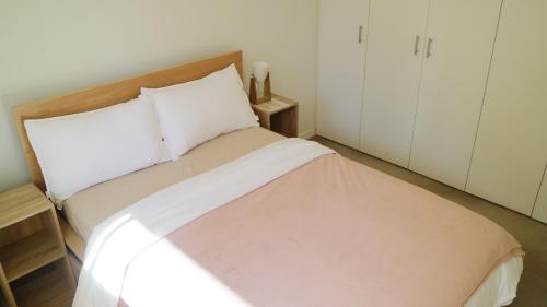 Postel nebo postele na pokoji v ubytování Cozy Minimalist 1 Br Apt near Hornsby mall & trains
