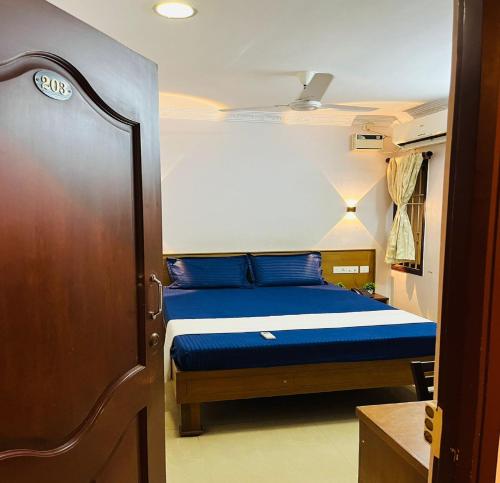 Postel nebo postele na pokoji v ubytování Nest Budget Inn