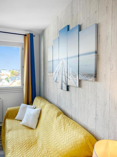 une chambre avec un lit et un tableau au mur dans l'établissement Lumineux, vue dégagée, et plage à pied, à Ouistreham