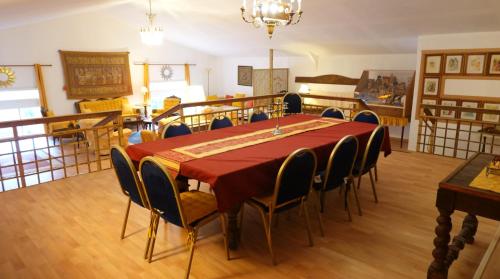 une salle à manger avec une table et des chaises dans l'établissement Gîte le deffend, à Puimoisson