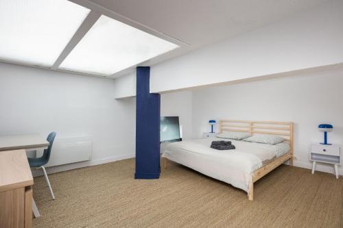 ブレストにあるDuplex au calme à deux pas du centre-ville avec Parking privatif et Terrasseのベッドルーム(ベッド1台、青いポール付)