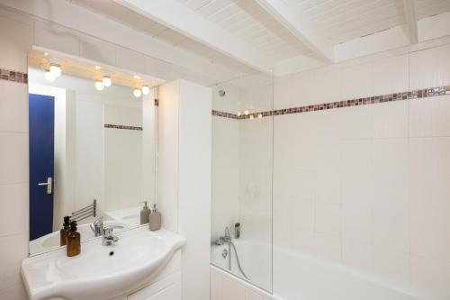 ブレストにあるDuplex au calme à deux pas du centre-ville avec Parking privatif et Terrasseの洗面台とシャワー付きの白いバスルーム