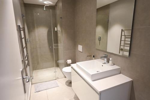 Ванная комната в Modern One Bedroom In The Warwick