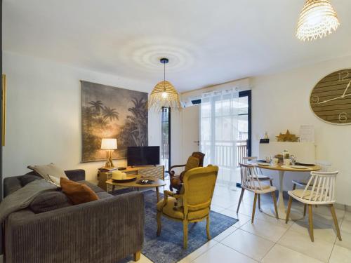 un salon avec un canapé et une table dans l'établissement Au pied de la plage - Appartement pour 2, à Pléneuf-Val-André
